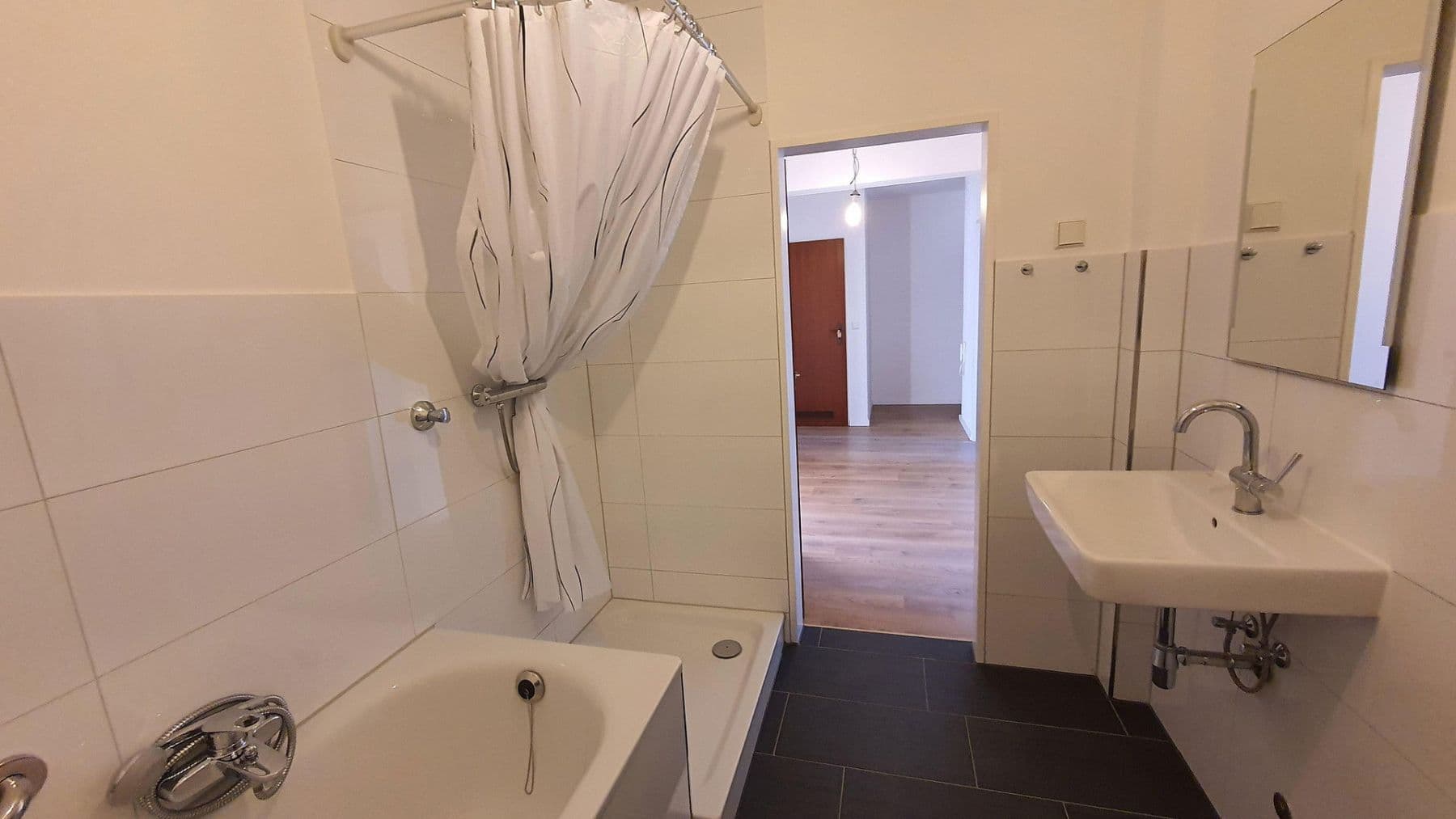 Prenájom bytu 3-izbový 82 m², Duisburg, Severné Porýnie - Westfálsko Prenájom bytu 3-izbový 82 m², Duisburg, Severné Porýnie - Westfálsko