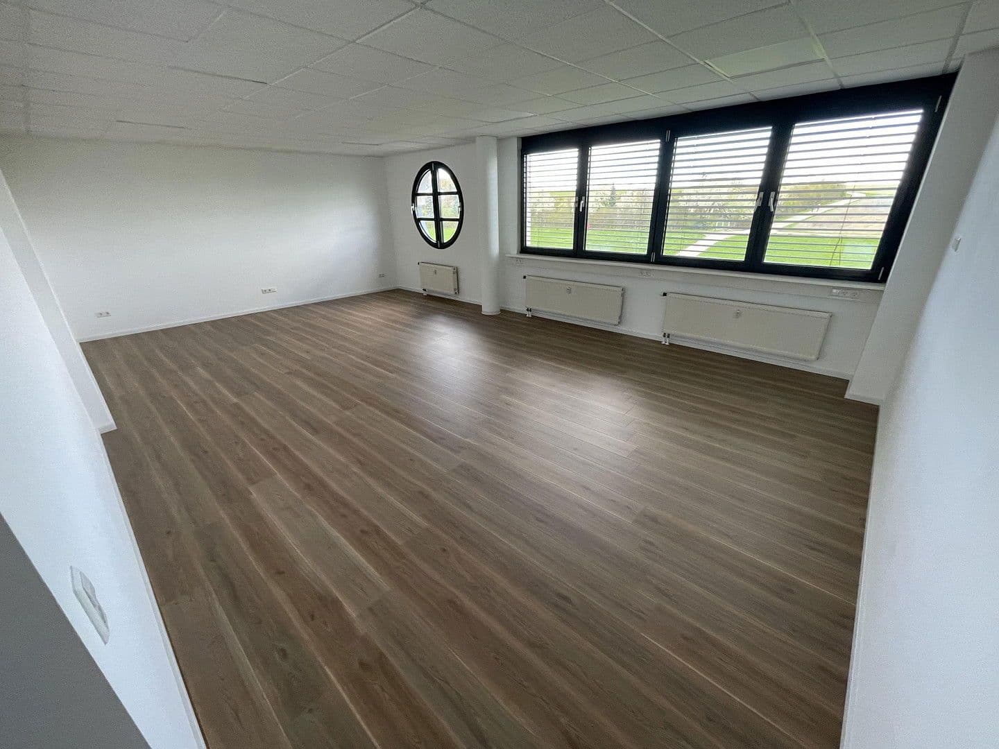 Prenájom kancelárie 480 m², Max-Eyth-Str.23, Ditzingen, Bádensko-Wurttembersko Prenájom kancelárie 480 m², Max-Eyth-Str.23, Ditzingen, Bádensko-Wurttembersko