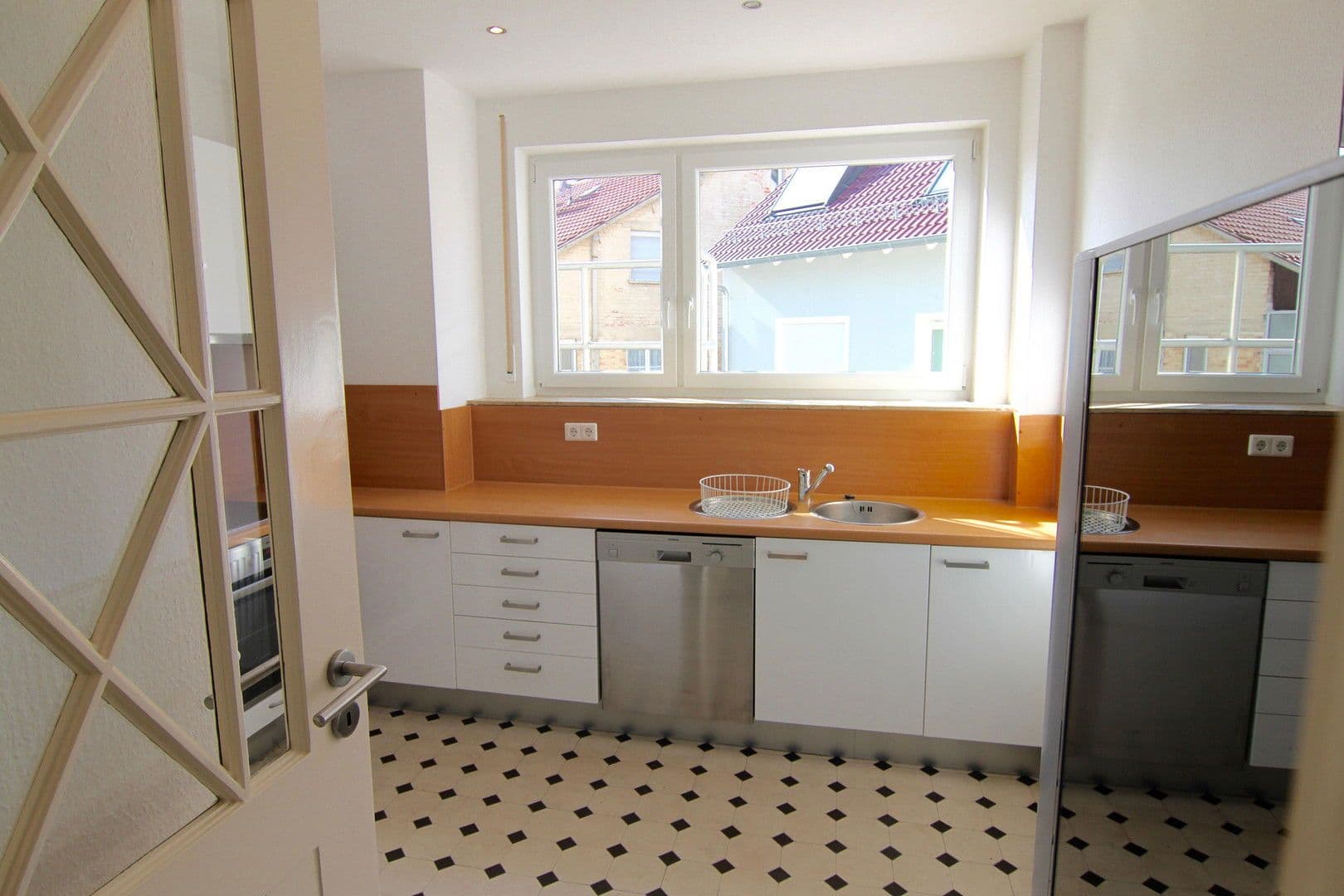 Prenájom bytu 4-izbový 124 m², Stuttgart, Bádensko-Wurttembersko Prenájom bytu 4-izbový 124 m², Stuttgart, Bádensko-Wurttembersko