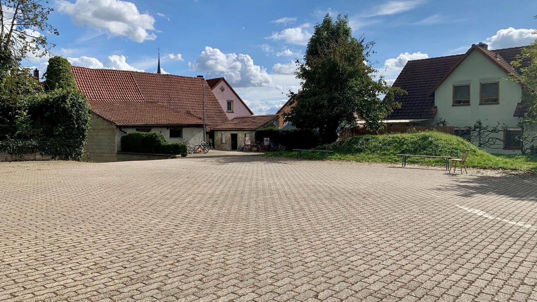 Prenájom nebytového priestoru 2.500 m², Würzburger Str. 19, Bergtheim, Bavorsko Prenájom nebytového priestoru 2.500 m², Würzburger Str. 19, Bergtheim, Bavorsko