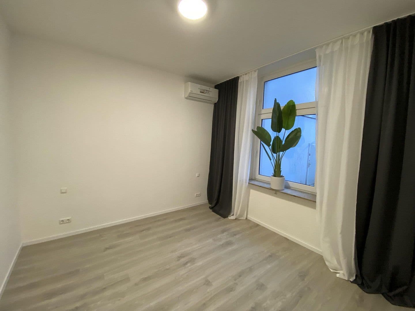 Prenájom bytu 3-izbový 70 m², Röhrenstraße 1, Düsseldorf, Severné Porýnie - Westfálsko Prenájom bytu 3-izbový 70 m², Röhrenstraße 1, Düsseldorf, Severné Porýnie - Westfálsko