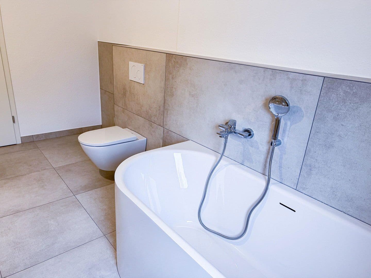 Prenájom bytu 3-izbový 115 m², Groß-Gerau, Hesensko Prenájom bytu 3-izbový 115 m², Groß-Gerau, Hesensko