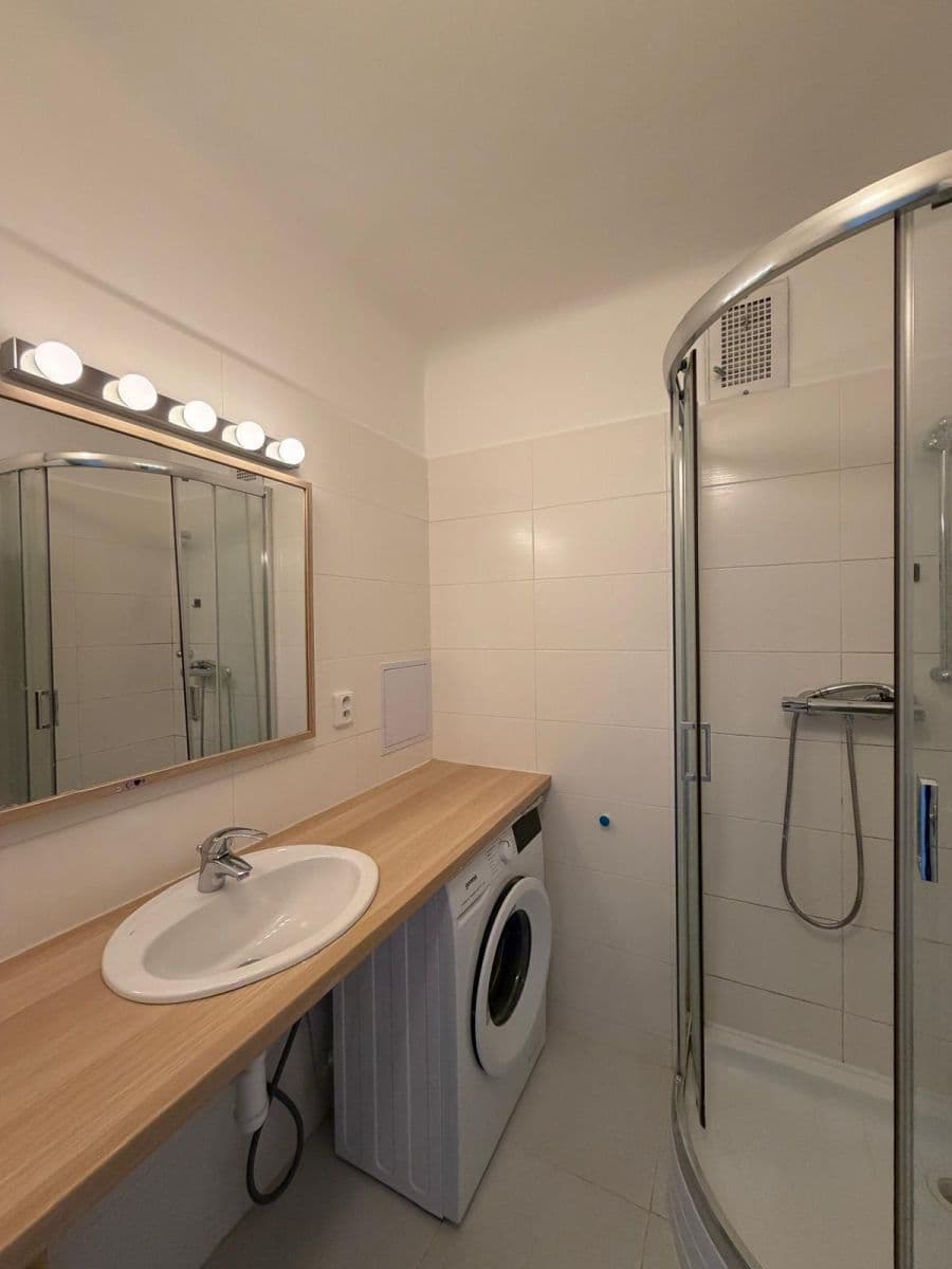 Prenájom bytu 2-izbový 65 m², Novorossijská, Praha, Praha Prenájom bytu 2-izbový 65 m², Novorossijská, Praha, Praha