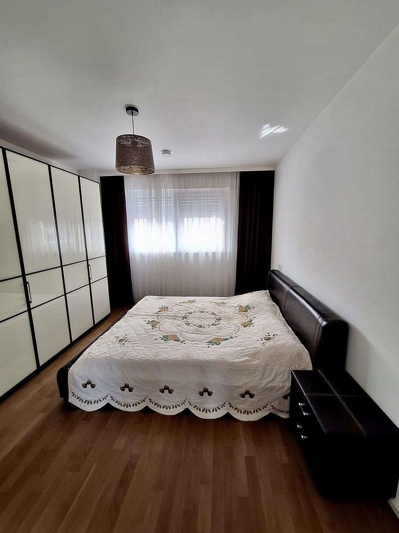 Prenájom bytu 4-izbový 120 m², Heilbronn, Bádensko-Wurttembersko Prenájom bytu 4-izbový 120 m², Heilbronn, Bádensko-Wurttembersko