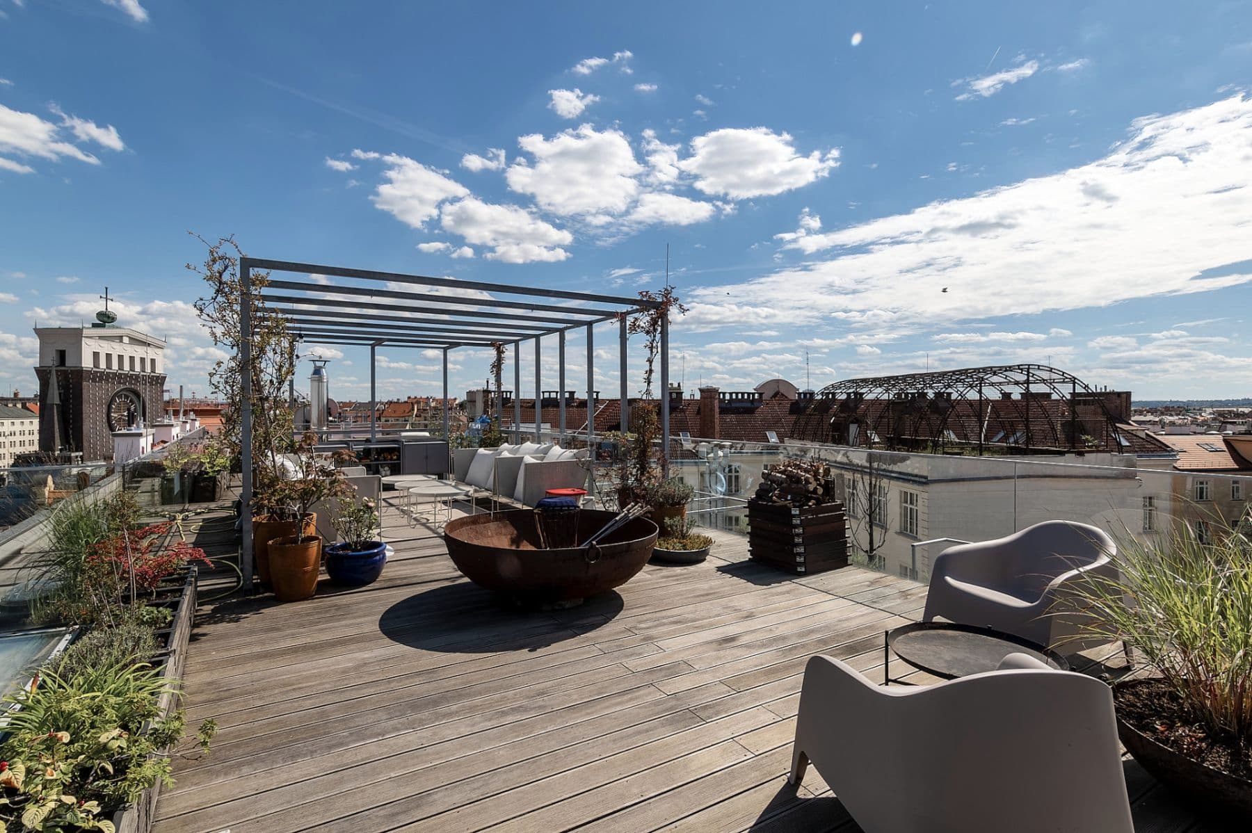 Prenájom bytu 4-izbový 454 m², Laubova, Praha, Praha Prenájom bytu 4-izbový 454 m², Laubova, Praha, Praha