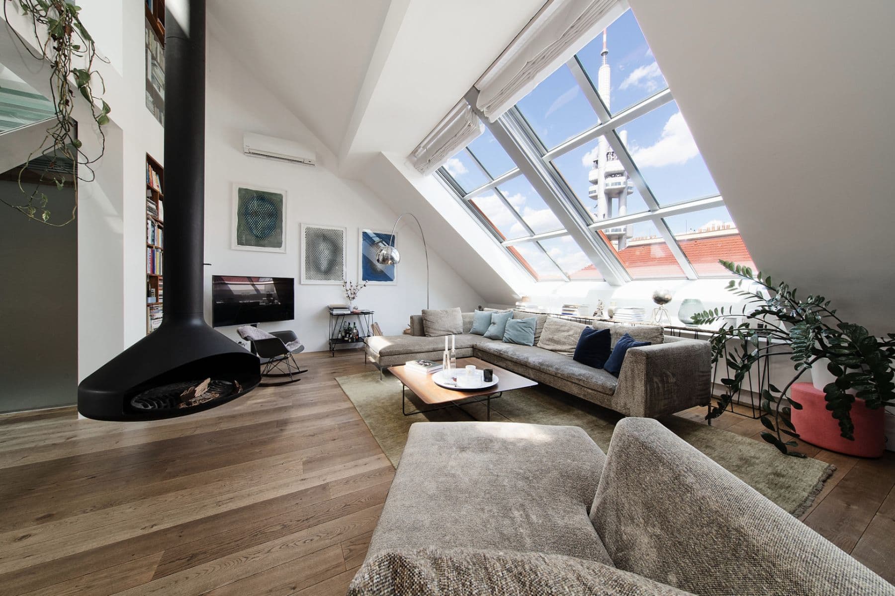 Prenájom bytu 4-izbový 454 m², Laubova, Praha, Praha Prenájom bytu 4-izbový 454 m², Laubova, Praha, Praha