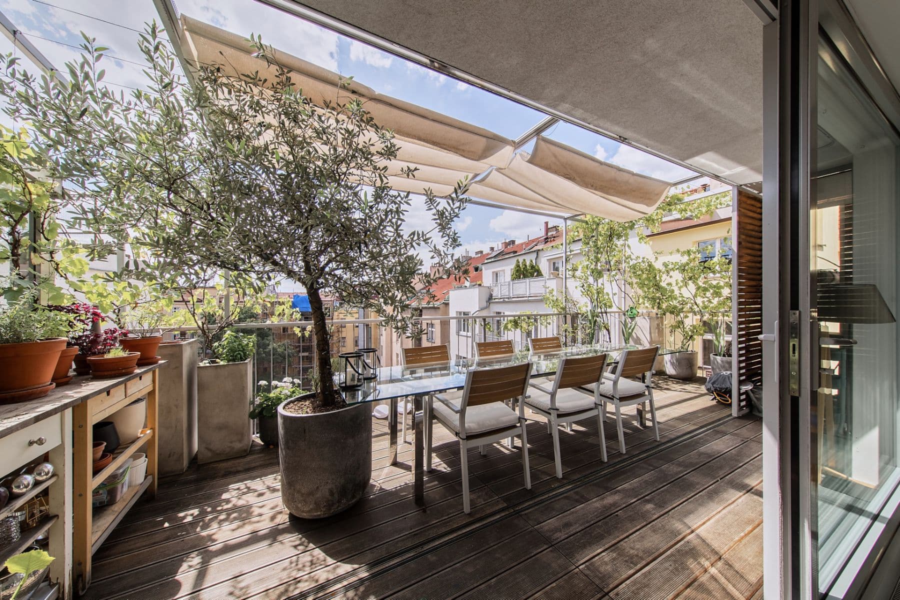 Prenájom bytu 4-izbový 454 m², Laubova, Praha, Praha Prenájom bytu 4-izbový 454 m², Laubova, Praha, Praha