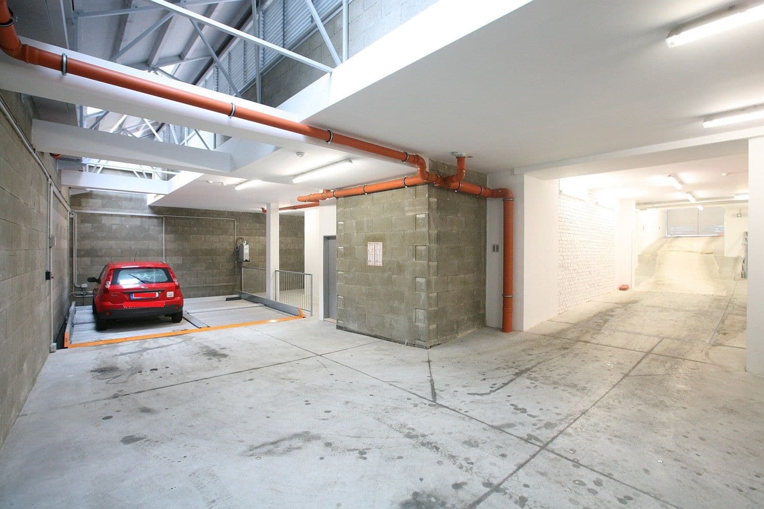 Prenájom bytu 4-izbový 454 m², Laubova, Praha, Praha Prenájom bytu 4-izbový 454 m², Laubova, Praha, Praha