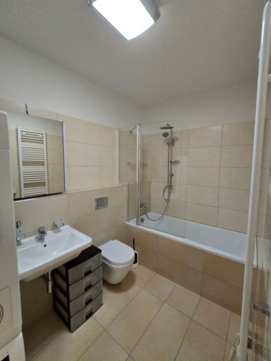 Prenájom bytu 3-izbový 86 m², Modrého, Praha, Praha Prenájom bytu 3-izbový 86 m², Modrého, Praha, Praha