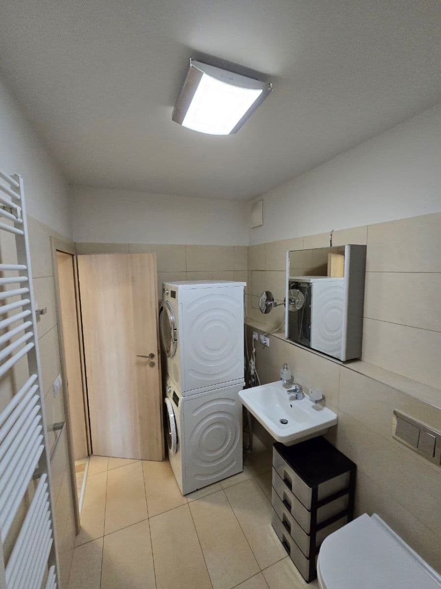 Prenájom bytu 3-izbový 86 m², Modrého, Praha, Praha Prenájom bytu 3-izbový 86 m², Modrého, Praha, Praha