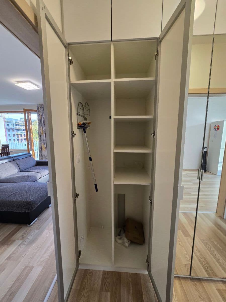 Prenájom bytu 3-izbový 86 m², Modrého, Praha, Praha Prenájom bytu 3-izbový 86 m², Modrého, Praha, Praha