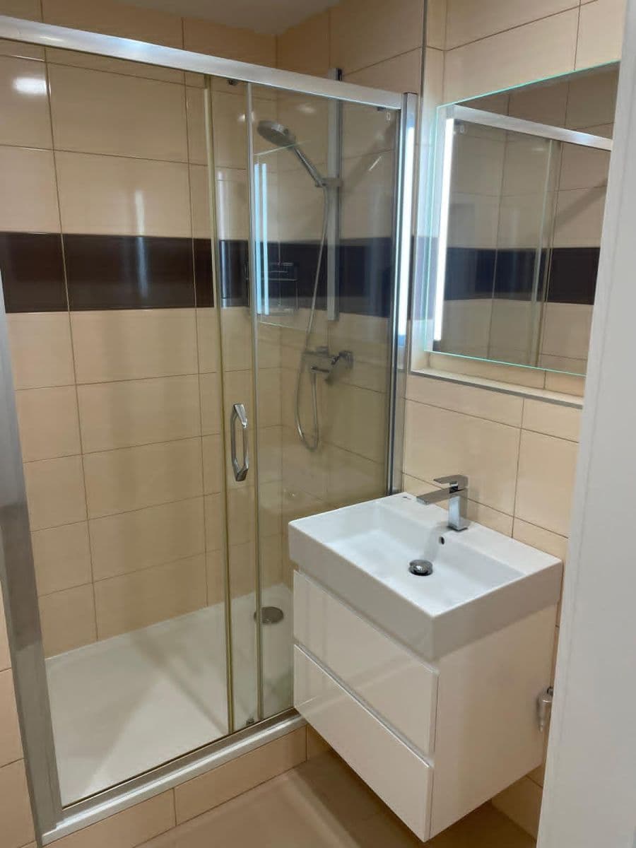 Prenájom bytu 2-izbový 43 m², Ciolkovského, Praha, Praha Prenájom bytu 2-izbový 43 m², Ciolkovského, Praha, Praha