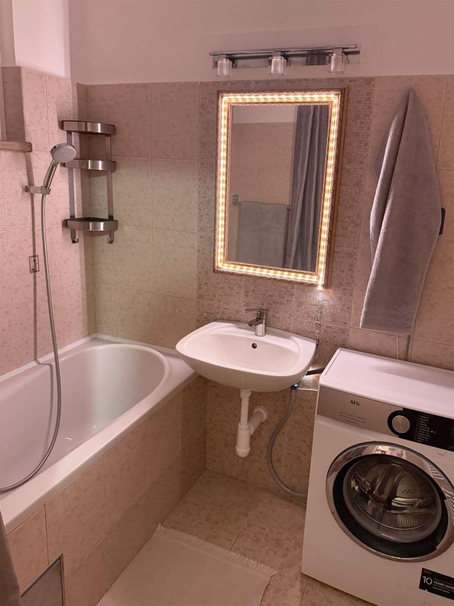 Prenájom bytu 1-izbový 37 m², Na Maninách, Praha, Praha Prenájom bytu 1-izbový 37 m², Na Maninách, Praha, Praha