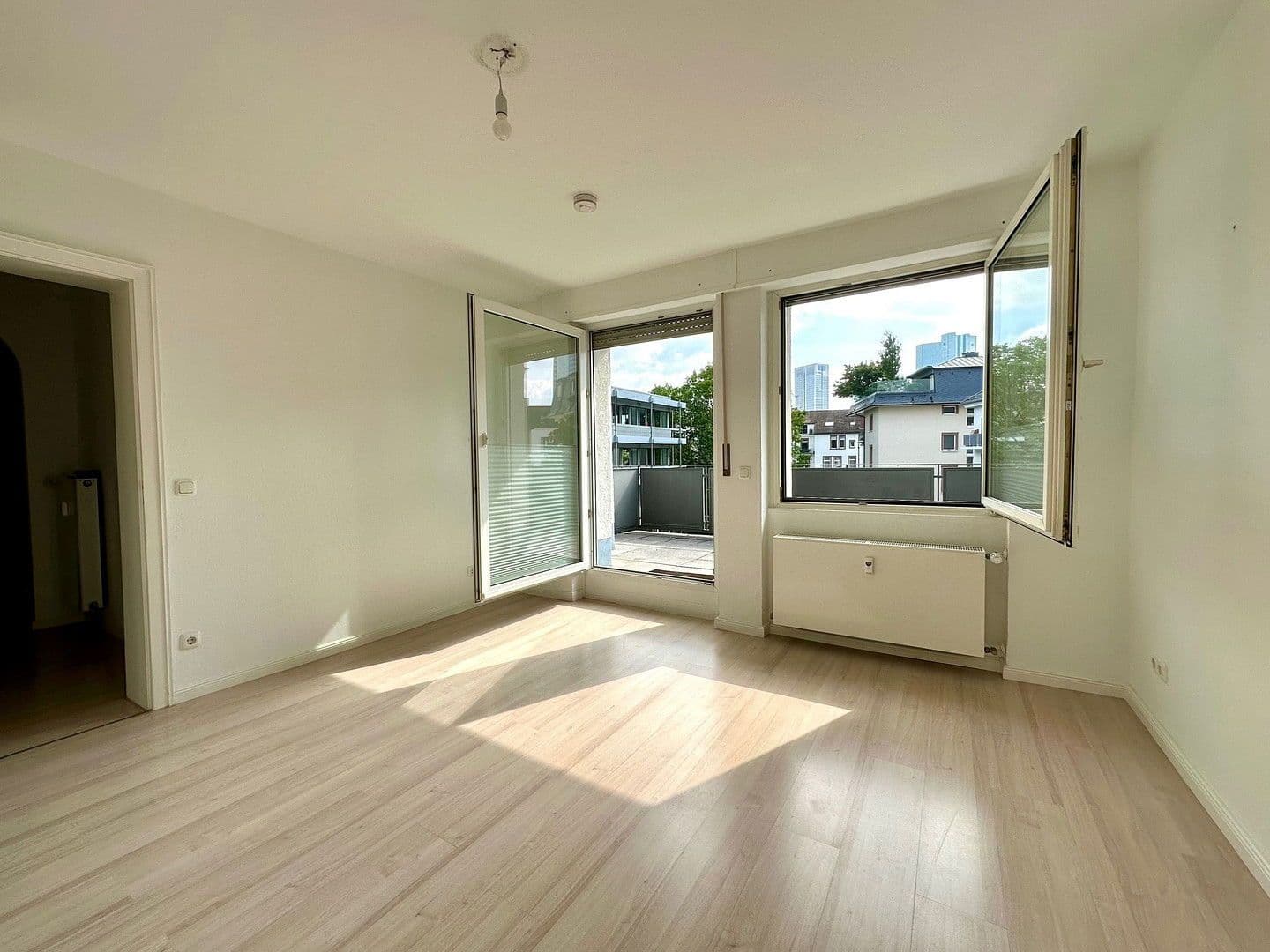 Prenájom bytu 3-izbový 100 m², Frankfurt am Main, Hesensko Prenájom bytu 3-izbový 100 m², Frankfurt am Main, Hesensko