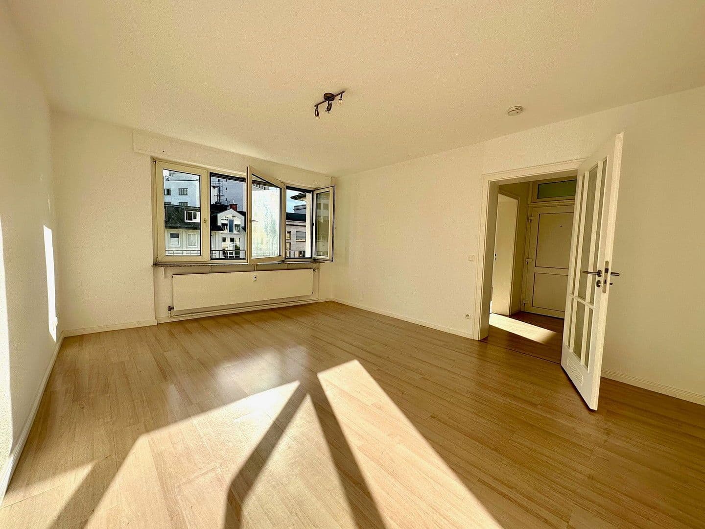 Prenájom bytu 3-izbový 100 m², Frankfurt am Main, Hesensko Prenájom bytu 3-izbový 100 m², Frankfurt am Main, Hesensko