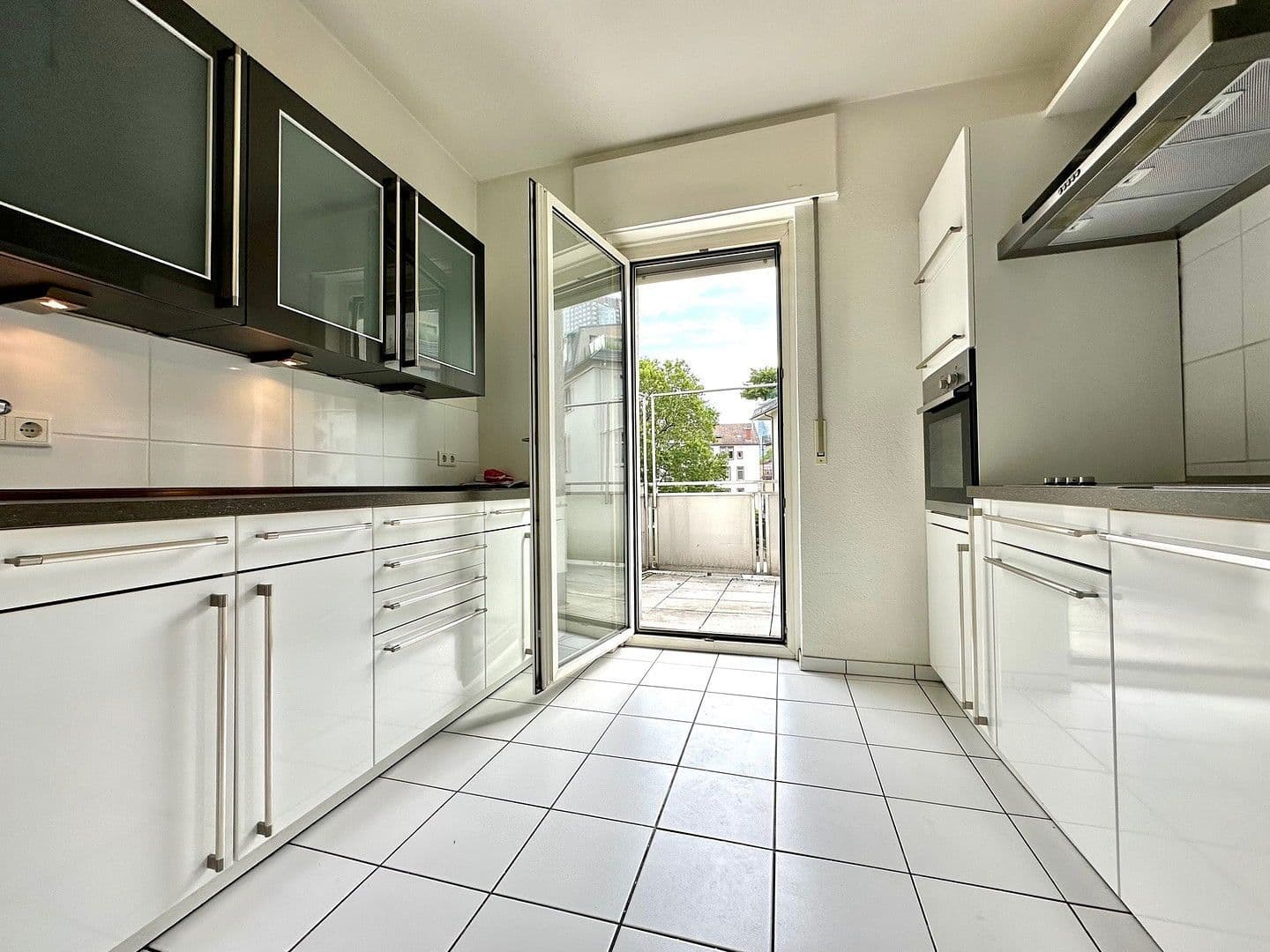 Prenájom bytu 3-izbový 100 m², Frankfurt am Main, Hesensko Prenájom bytu 3-izbový 100 m², Frankfurt am Main, Hesensko