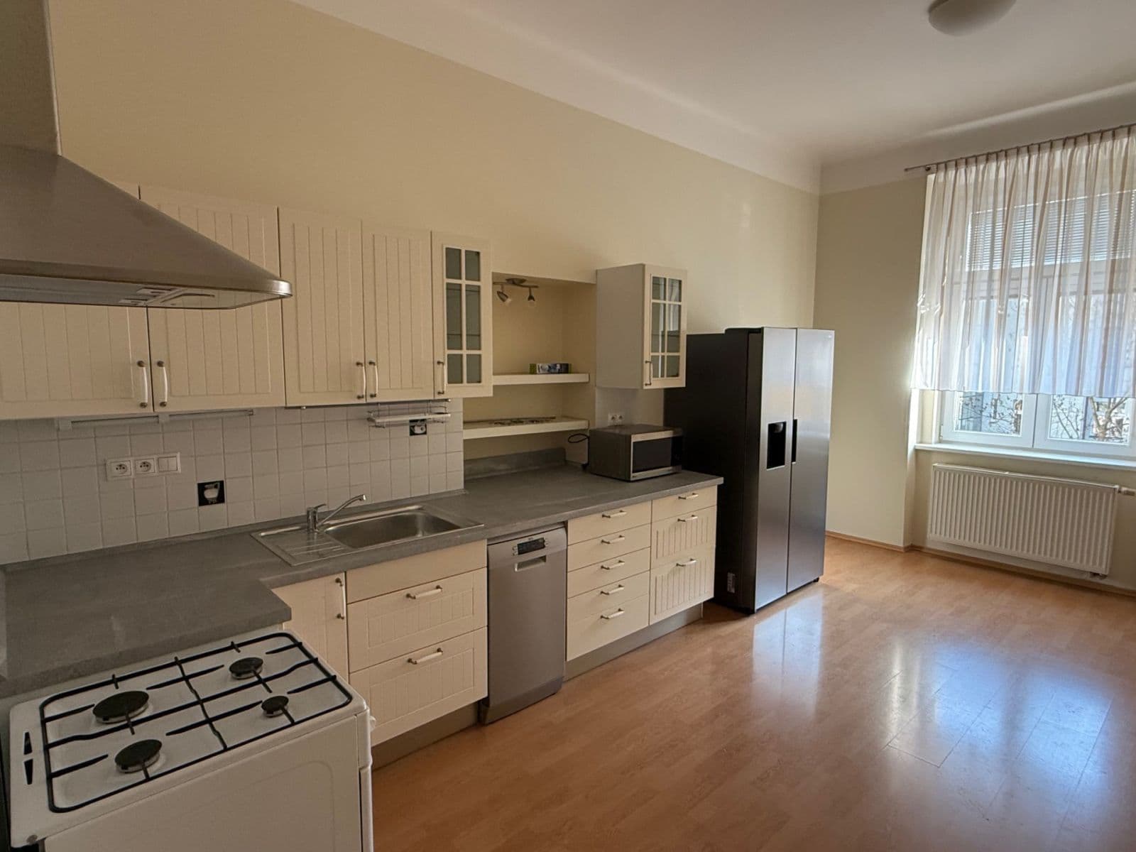 Prenájom bytu 2-izbový 80 m², Ruská, Praha, Praha Prenájom bytu 2-izbový 80 m², Ruská, Praha, Praha