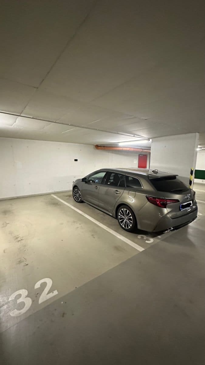 Prenájom garáže 6 m², Jeseniova, Praha, Praha Prenájom garáže 6 m², Jeseniova, Praha, Praha