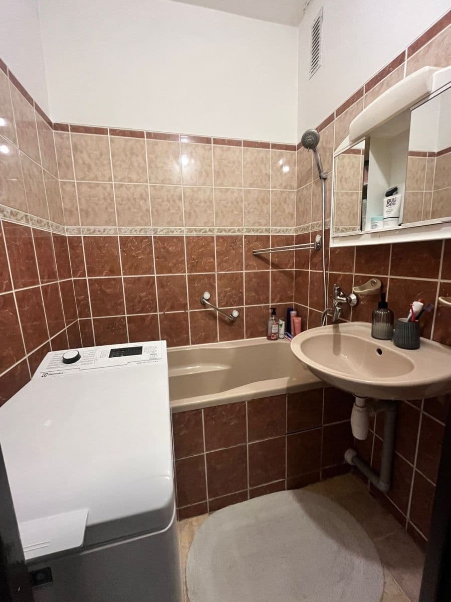 Prenájom bytu 2-izbový 57 m², Bratří Čapků, Valašské Meziříčí, Zlínský kraj Prenájom bytu 2-izbový 57 m², Bratří Čapků, Valašské Meziříčí, Zlínský kraj