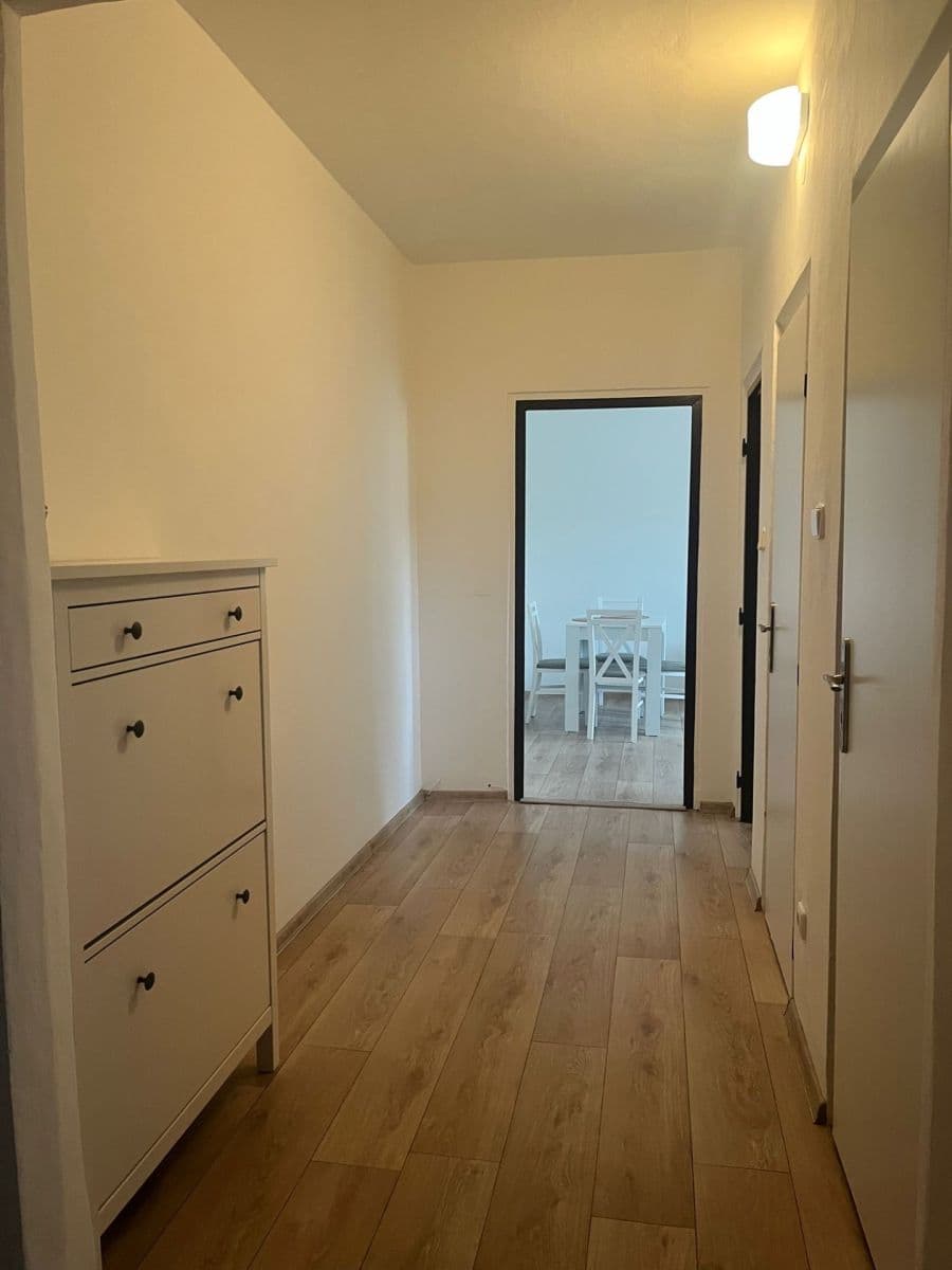 Prenájom bytu 2-izbový 57 m², Bratří Čapků, Valašské Meziříčí, Zlínský kraj Prenájom bytu 2-izbový 57 m², Bratří Čapků, Valašské Meziříčí, Zlínský kraj