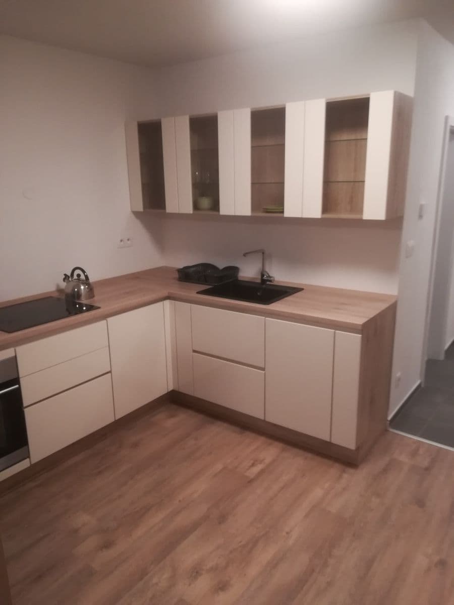 Prenájom bytu 1-izbový 38 m², Lužná, Petržalka, Bratislavský kraj Prenájom bytu 1-izbový 38 m², Lužná, Petržalka, Bratislavský kraj