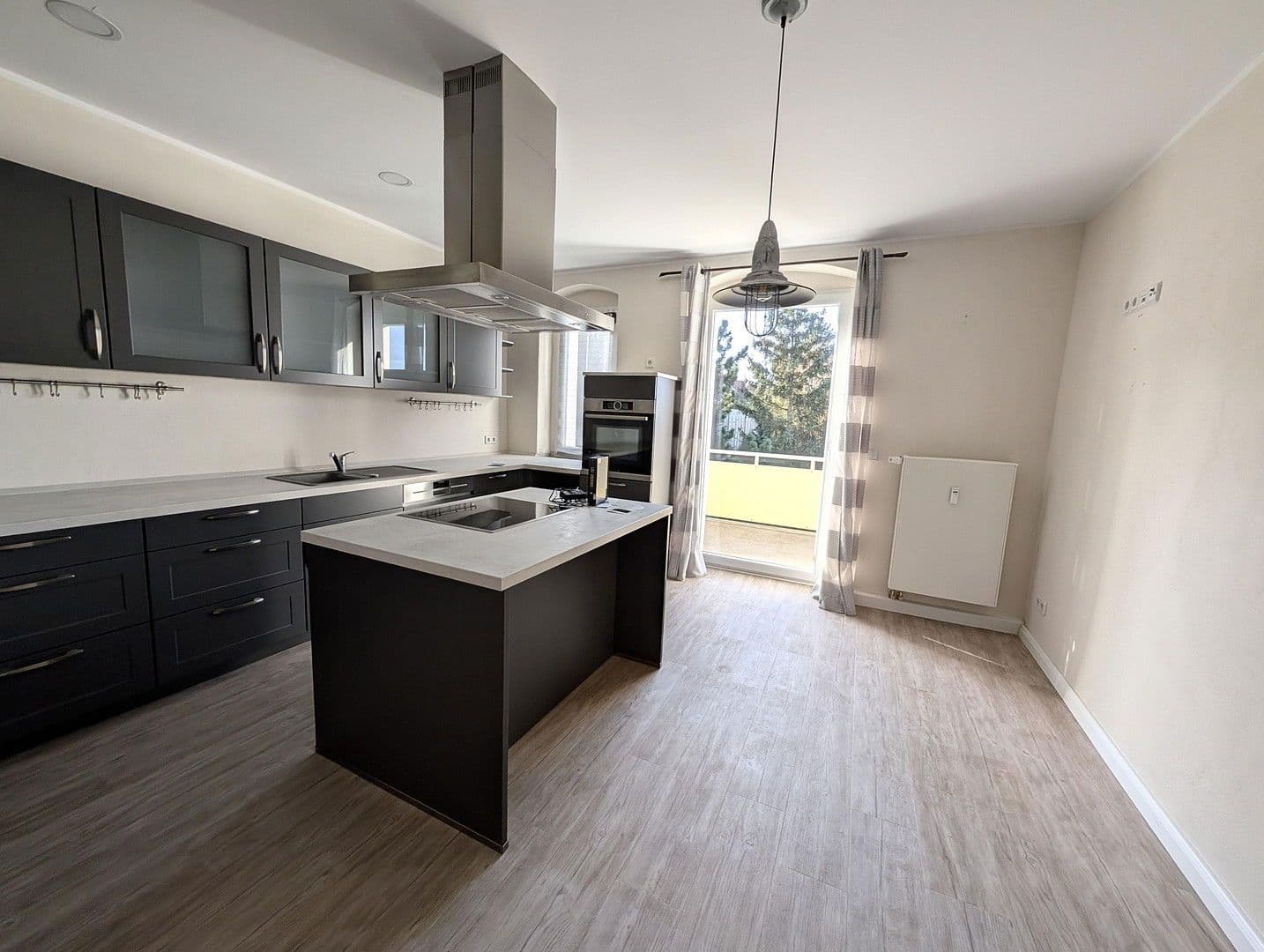 Prenájom bytu 3-izbový 100 m², Brandenburg, Brandenbursko Prenájom bytu 3-izbový 100 m², Brandenburg, Brandenbursko