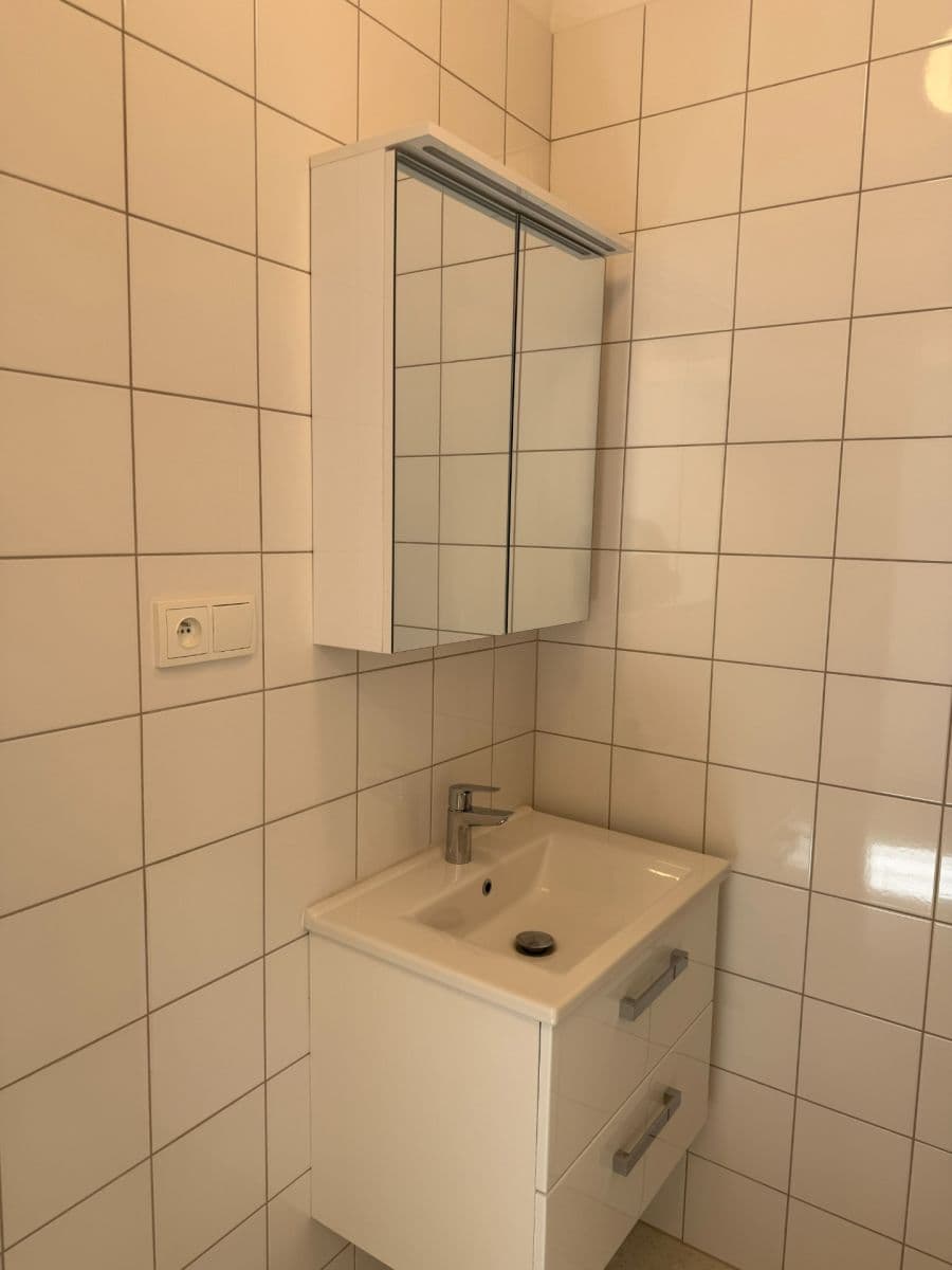 Prenájom bytu 2-izbový 52 m², 28. pluku, Praha, Praha Prenájom bytu 2-izbový 52 m², 28. pluku, Praha, Praha
