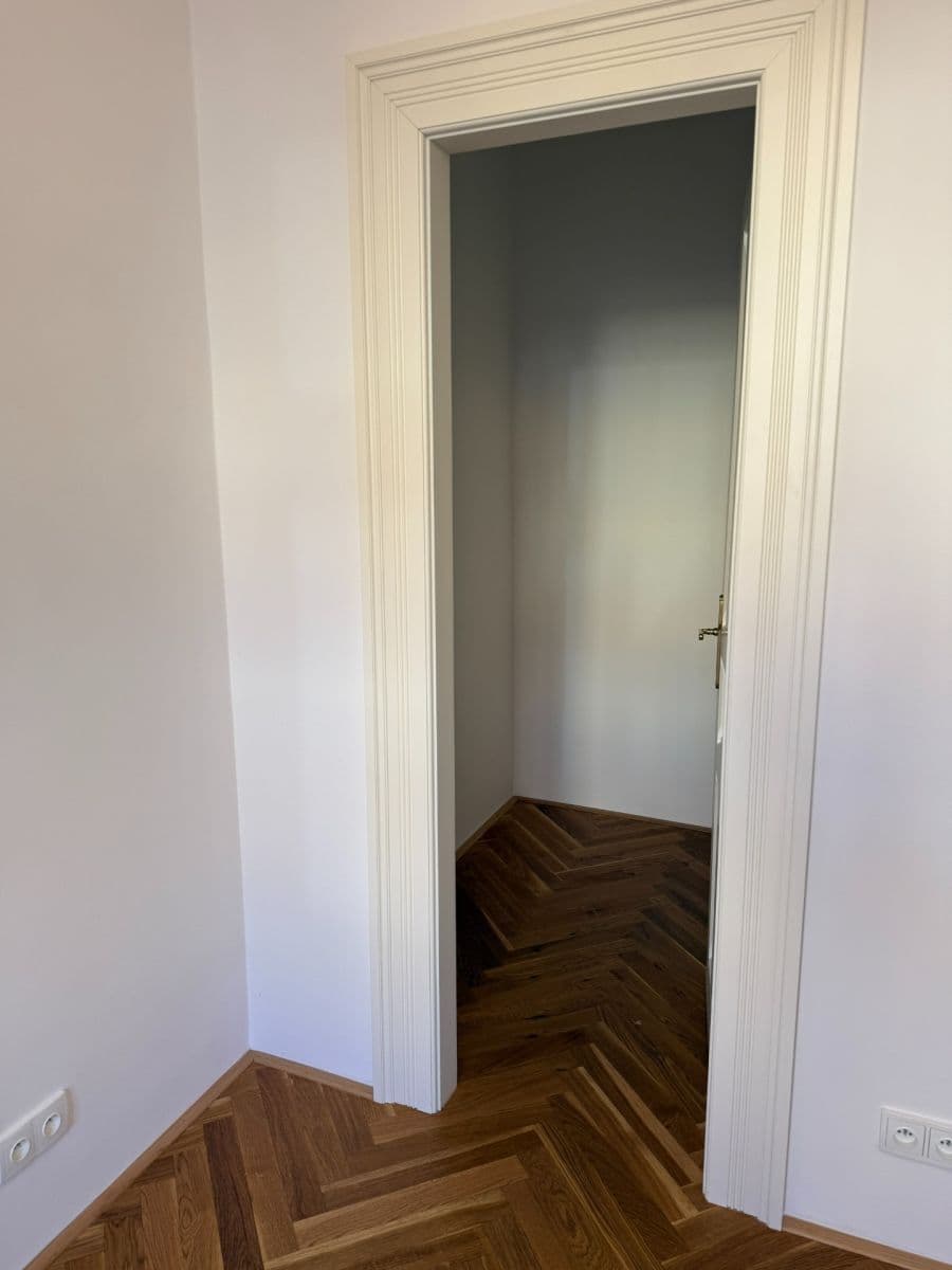 Prenájom bytu 2-izbový 52 m², 28. pluku, Praha, Praha Prenájom bytu 2-izbový 52 m², 28. pluku, Praha, Praha