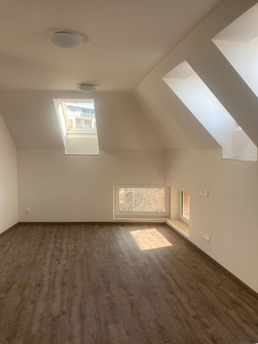 Prenájom bytu 3-izbový 70 m², U Uranie, Praha, Praha Prenájom bytu 3-izbový 70 m², U Uranie, Praha, Praha