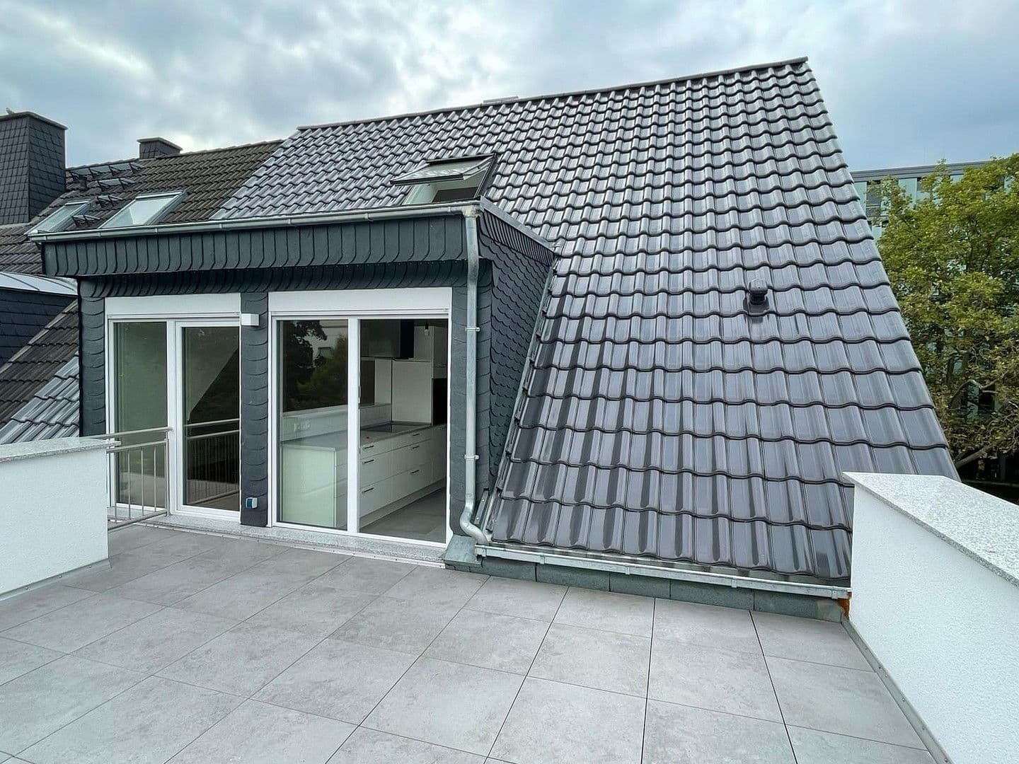 Prenájom bytu 3-izbový 81 m², Frankfurt am Main, Hesensko Prenájom bytu 3-izbový 81 m², Frankfurt am Main, Hesensko