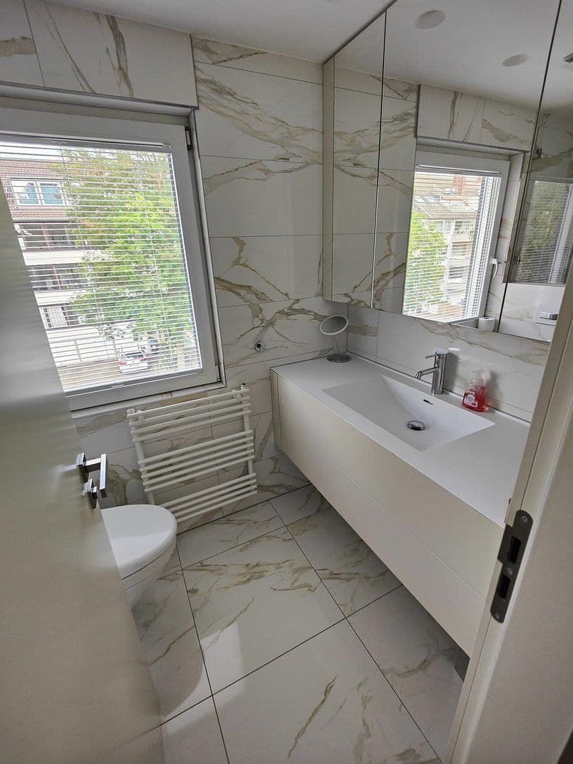 Prenájom bytu 5-izbový 224 m², Düsseldorf, Severné Porýnie - Westfálsko Prenájom bytu 5-izbový 224 m², Düsseldorf, Severné Porýnie - Westfálsko