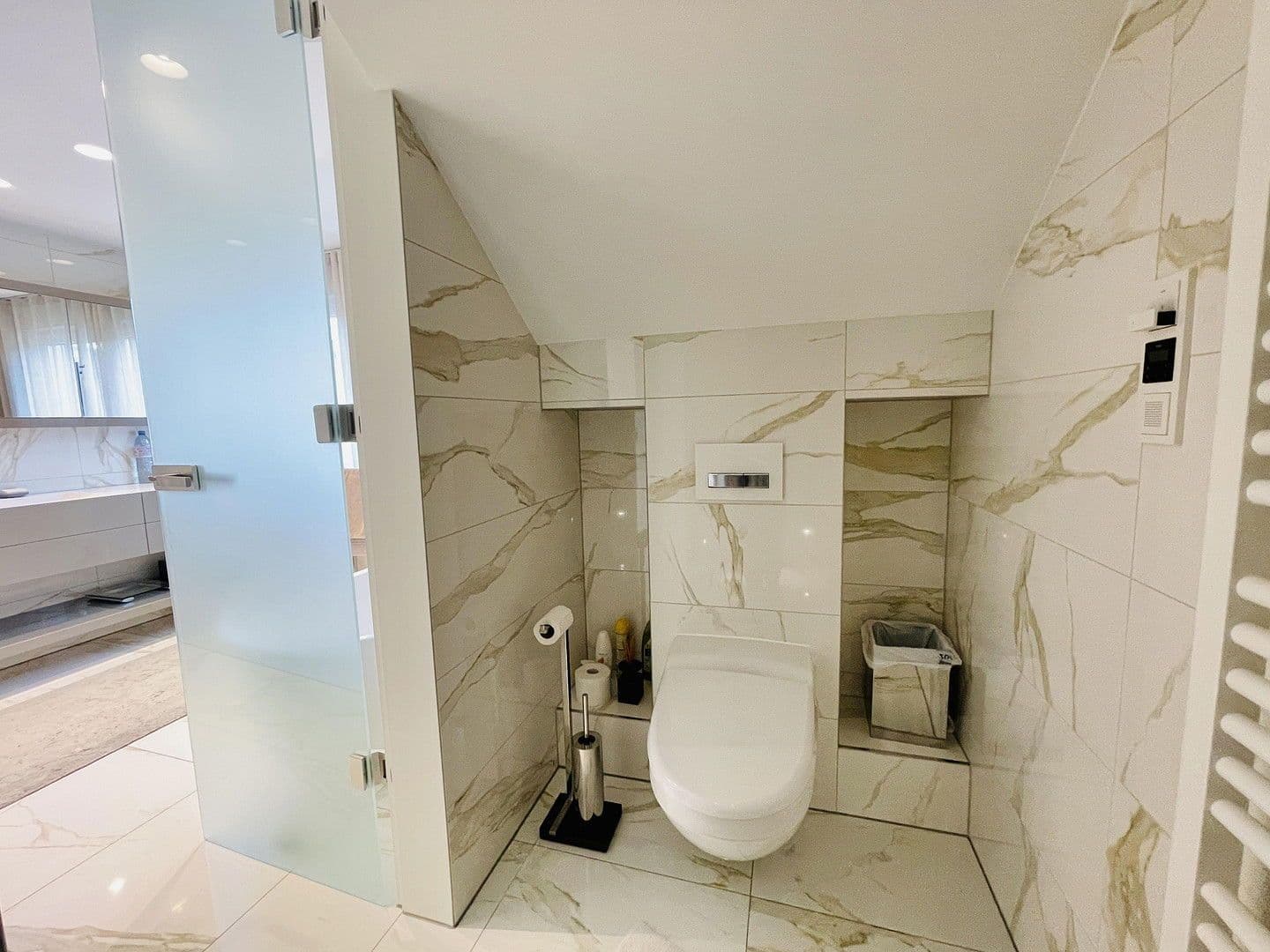 Prenájom bytu 5-izbový 224 m², Düsseldorf, Severné Porýnie - Westfálsko Prenájom bytu 5-izbový 224 m², Düsseldorf, Severné Porýnie - Westfálsko