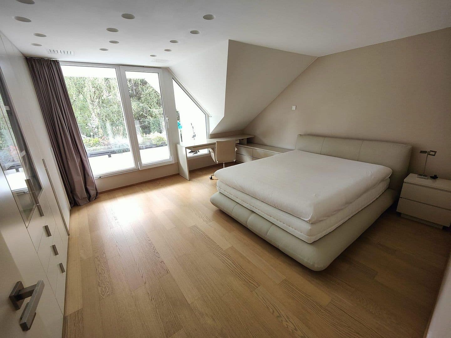 Prenájom bytu 5-izbový 224 m², Düsseldorf, Severné Porýnie - Westfálsko Prenájom bytu 5-izbový 224 m², Düsseldorf, Severné Porýnie - Westfálsko