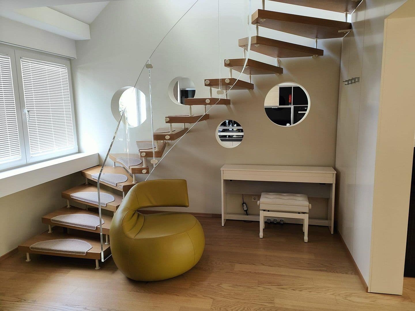 Prenájom bytu 5-izbový 224 m², Düsseldorf, Severné Porýnie - Westfálsko Prenájom bytu 5-izbový 224 m², Düsseldorf, Severné Porýnie - Westfálsko