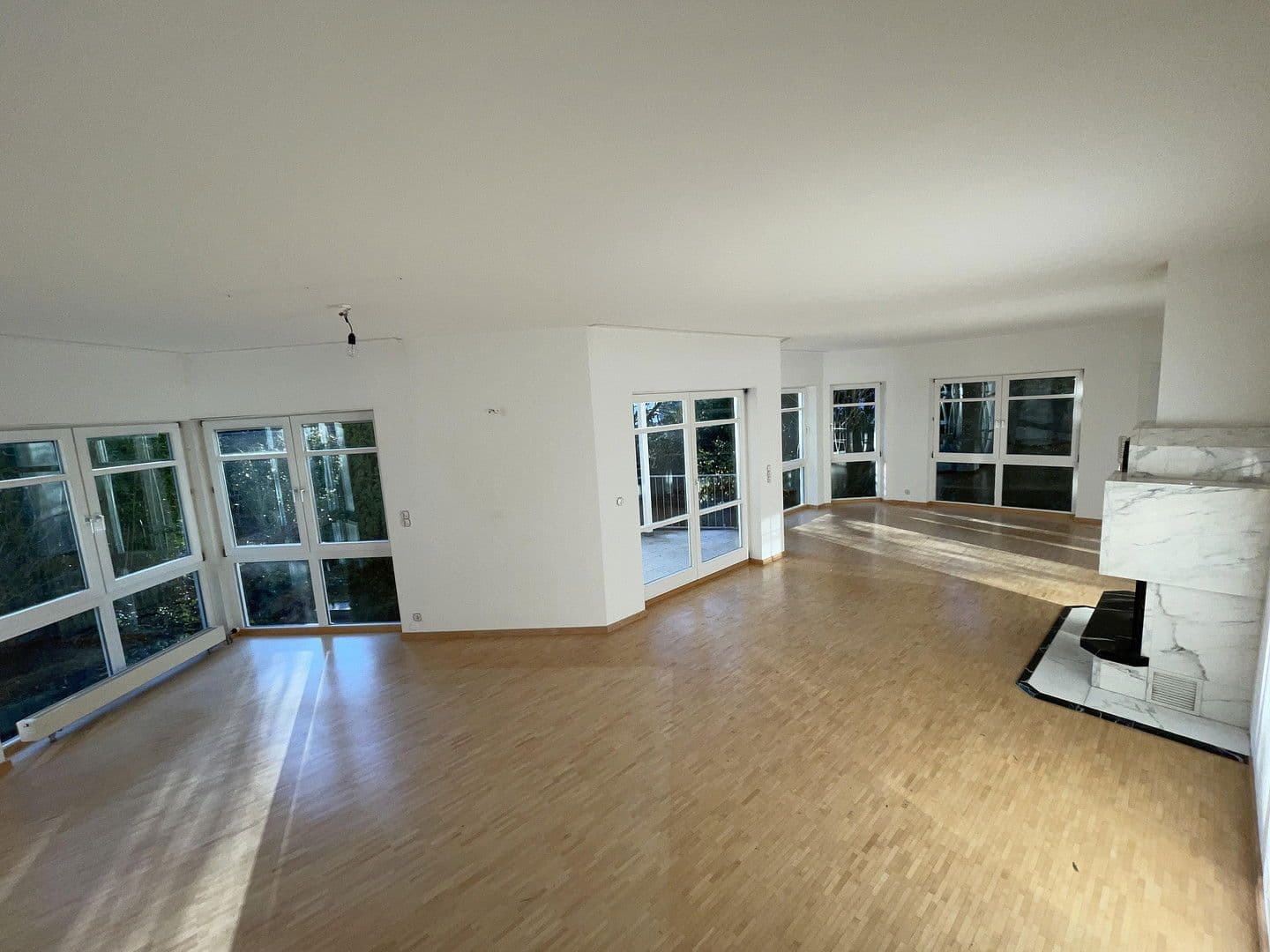 Prenájom bytu 6-izbový 175 m², Oberursel (Taunus), Hesensko Prenájom bytu 6-izbový 175 m², Oberursel (Taunus), Hesensko