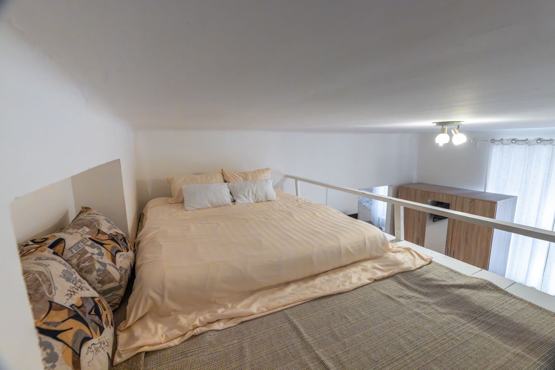 Prenájom bytu 37 m², U Parního mlýna, Praha, Praha Prenájom bytu 37 m², U Parního mlýna, Praha, Praha