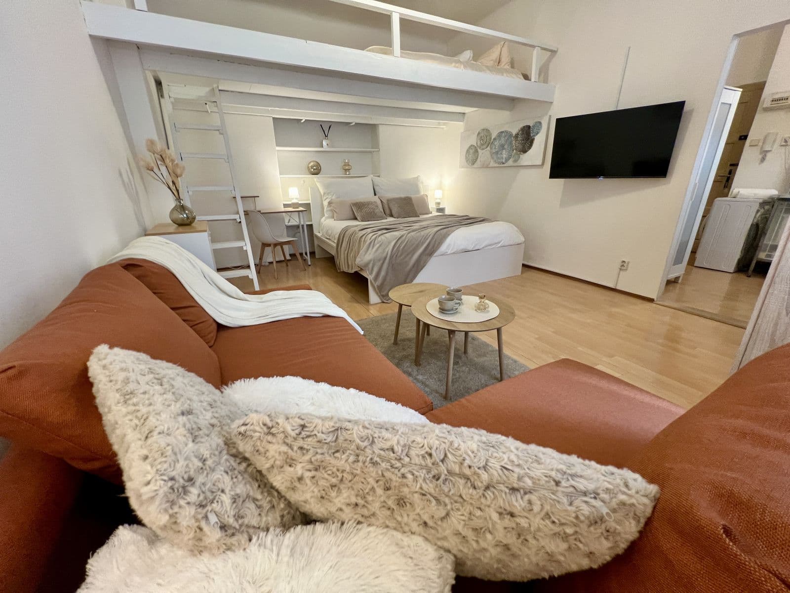 Prenájom bytu 37 m², U Parního mlýna, Praha, Praha Prenájom bytu 37 m², U Parního mlýna, Praha, Praha