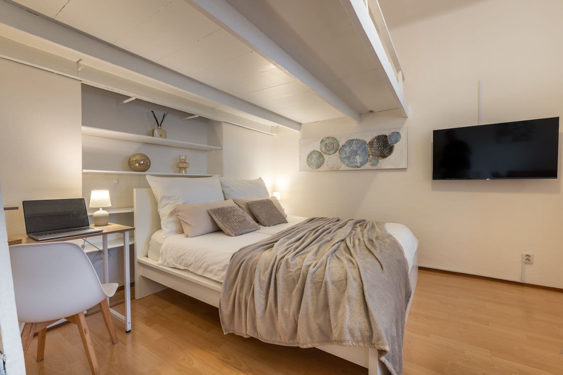 Prenájom bytu 37 m², U Parního mlýna, Praha, Praha Prenájom bytu 37 m², U Parního mlýna, Praha, Praha