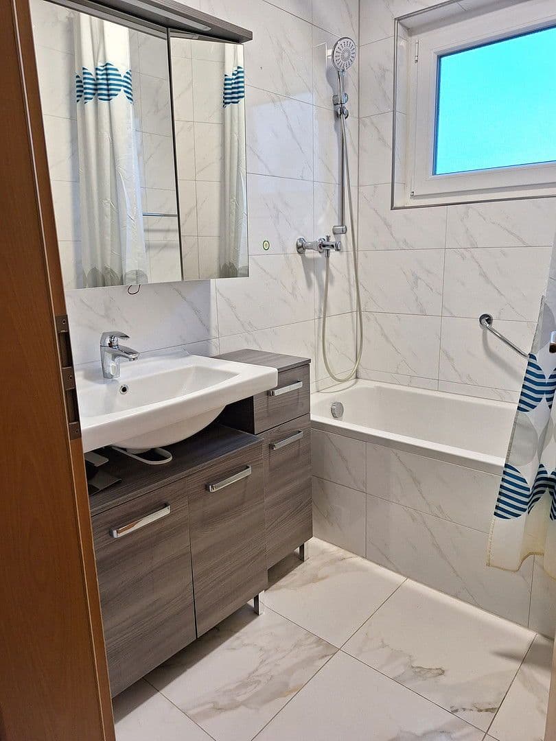 Prenájom bytu 4-izbový 75 m², Ludwigsburg, Bádensko-Wurttembersko Prenájom bytu 4-izbový 75 m², Ludwigsburg, Bádensko-Wurttembersko