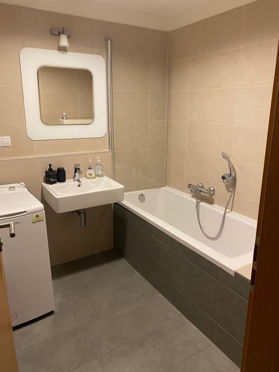 Prenájom bytu 2-izbový 57 m², Komunardů, Praha, Praha Prenájom bytu 2-izbový 57 m², Komunardů, Praha, Praha