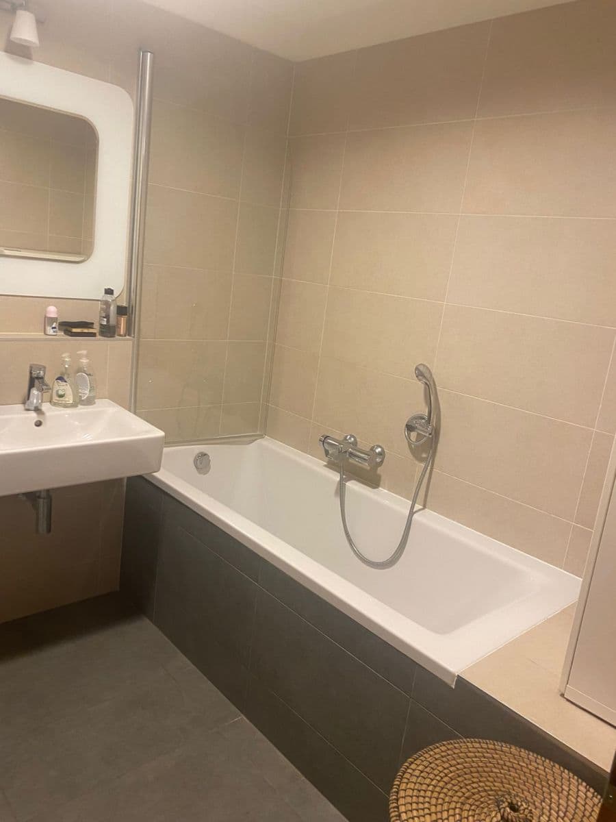 Prenájom bytu 2-izbový 57 m², Komunardů, Praha, Praha Prenájom bytu 2-izbový 57 m², Komunardů, Praha, Praha
