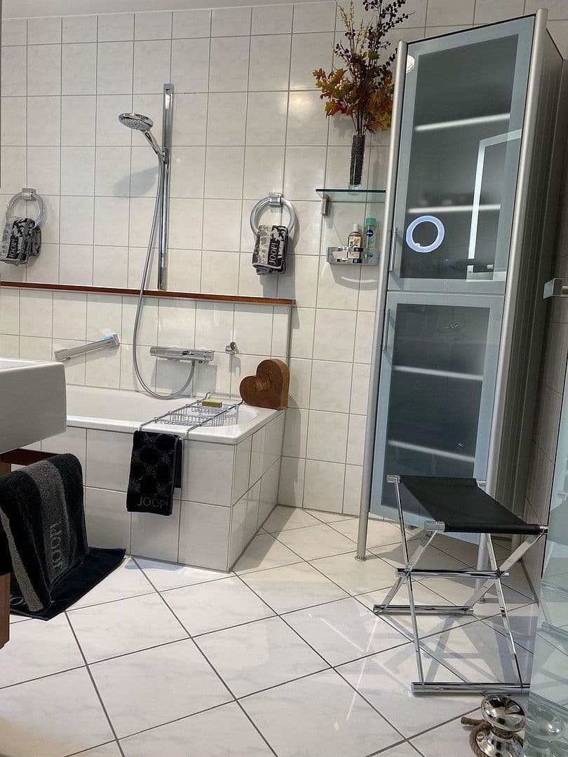 Prenájom bytu 3-izbový 94 m², Marburg, Hesensko Prenájom bytu 3-izbový 94 m², Marburg, Hesensko