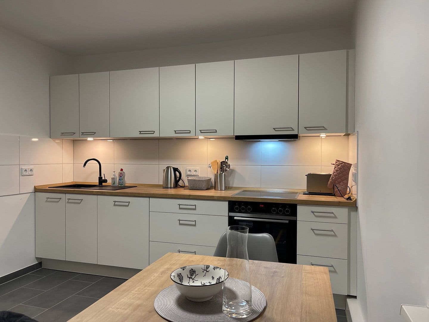 Prenájom bytu 2-izbový 54 m², Rauenthaler Straße 11A, Wiesbaden, Hesensko Prenájom bytu 2-izbový 54 m², Rauenthaler Straße 11A, Wiesbaden, Hesensko