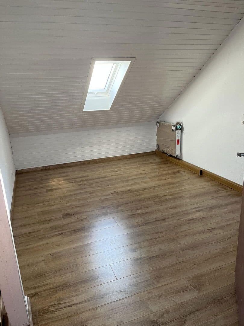 Prenájom bytu 5-izbový 100 m², Tamm, Bádensko-Wurttembersko Prenájom bytu 5-izbový 100 m², Tamm, Bádensko-Wurttembersko