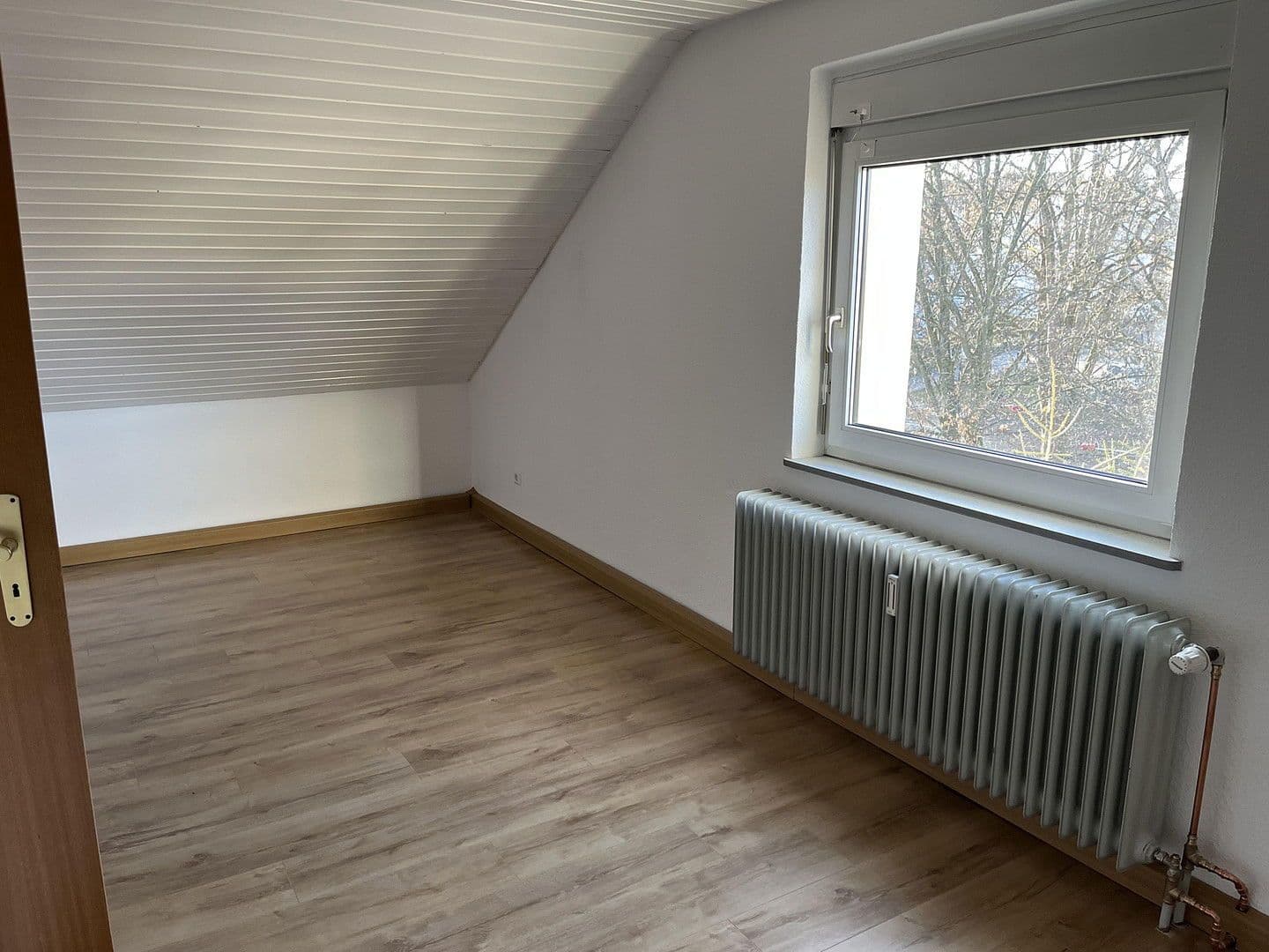 Prenájom bytu 5-izbový 100 m², Tamm, Bádensko-Wurttembersko Prenájom bytu 5-izbový 100 m², Tamm, Bádensko-Wurttembersko