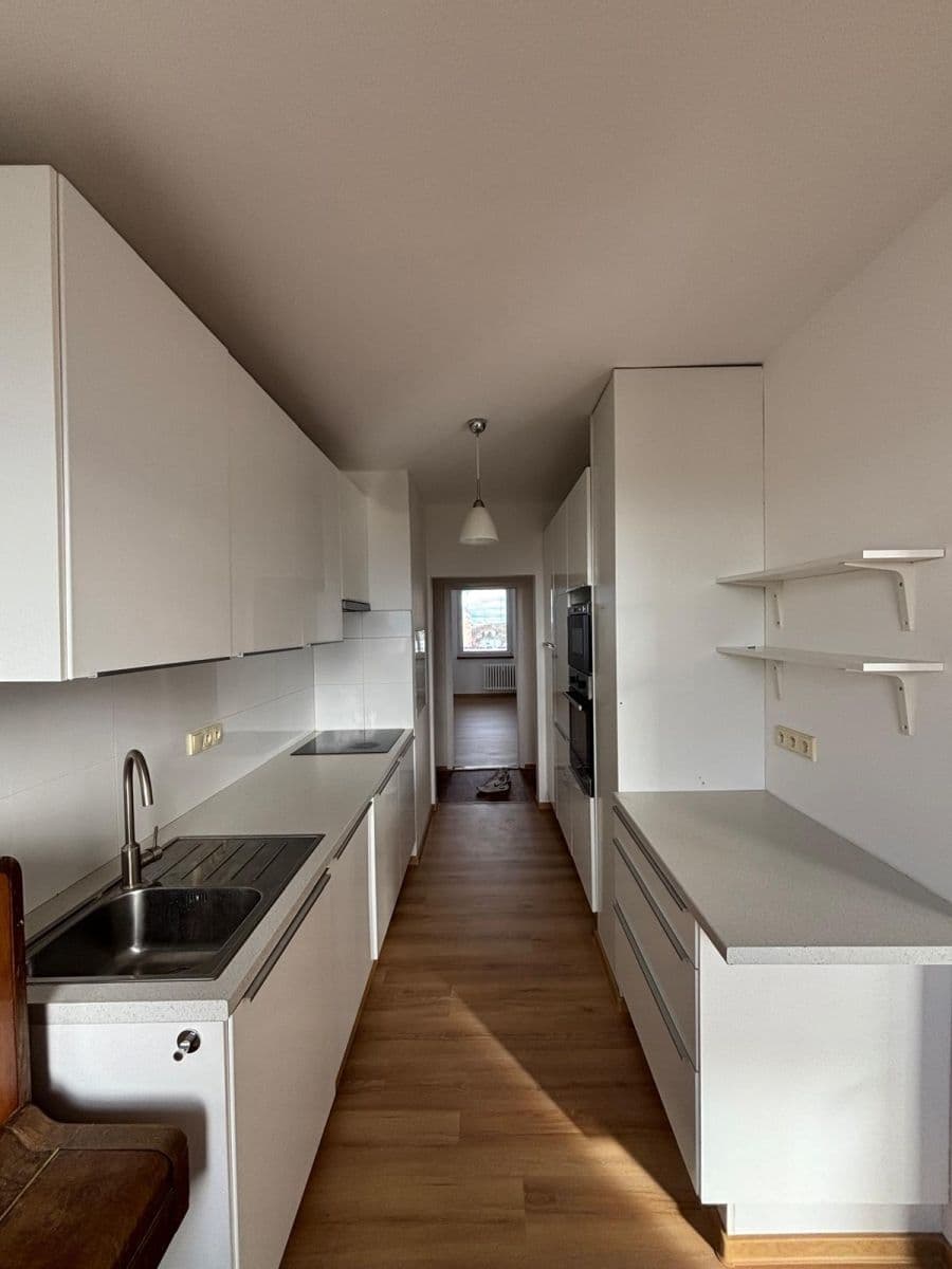 Prenájom bytu 4-izbový 86 m², Mazurská, Praha, Praha Prenájom bytu 4-izbový 86 m², Mazurská, Praha, Praha