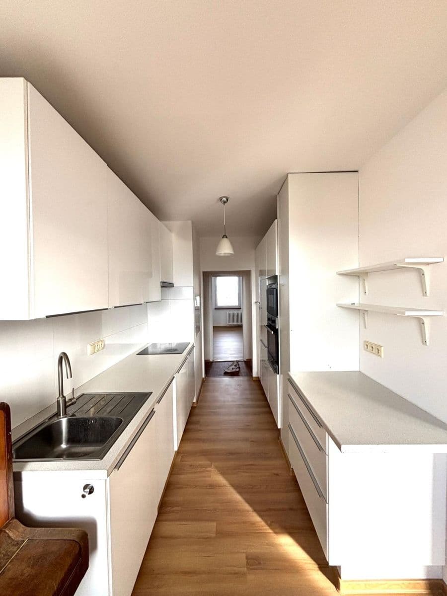 Prenájom bytu 4-izbový 86 m², Mazurská, Praha, Praha Prenájom bytu 4-izbový 86 m², Mazurská, Praha, Praha