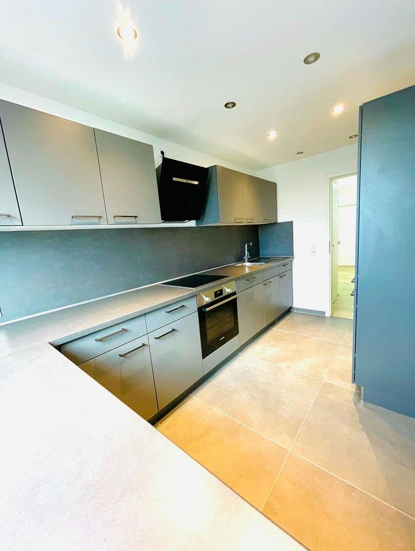 Prenájom bytu 3-izbový 92 m², Köln, Severné Porýnie - Westfálsko Prenájom bytu 3-izbový 92 m², Köln, Severné Porýnie - Westfálsko