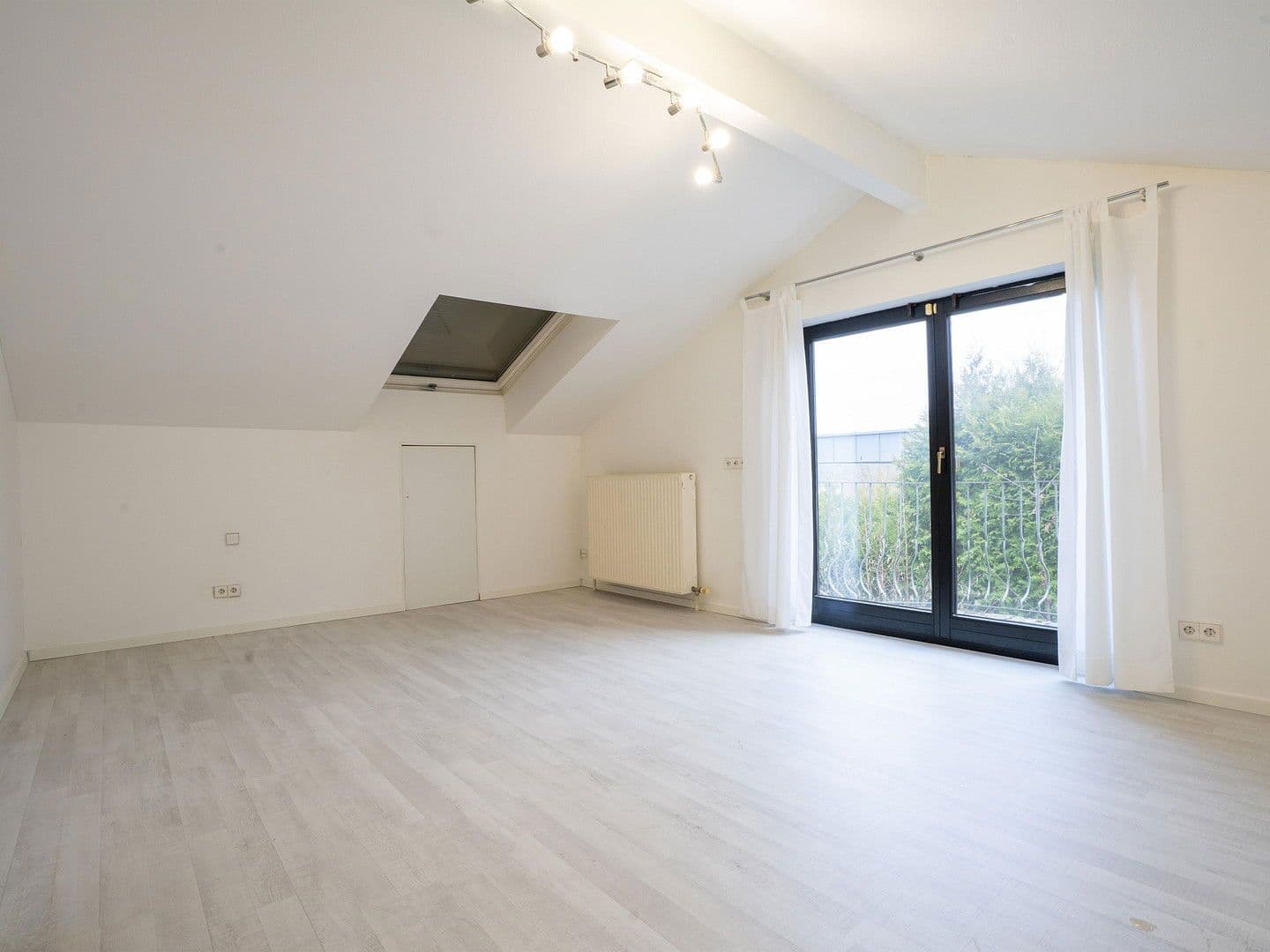 Predaj domu 332 m², pozemek 637 m², Untergruppenbach, Bádensko-Wurttembersko Predaj domu 332 m², pozemek 637 m², Untergruppenbach, Bádensko-Wurttembersko