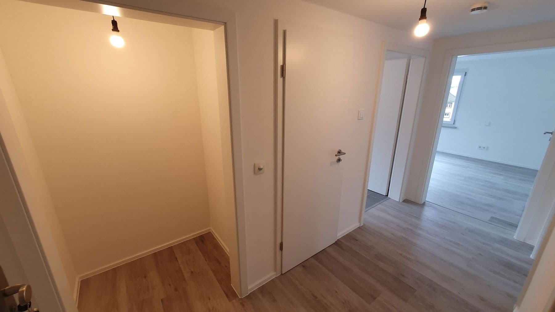 Prenájom bytu 2-izbový 87 m², Rheinstraße 14, Gailingen am Hochrhein, Bádensko-Wurttembersko Prenájom bytu 2-izbový 87 m², Rheinstraße 14, Gailingen am Hochrhein, Bádensko-Wurttembersko